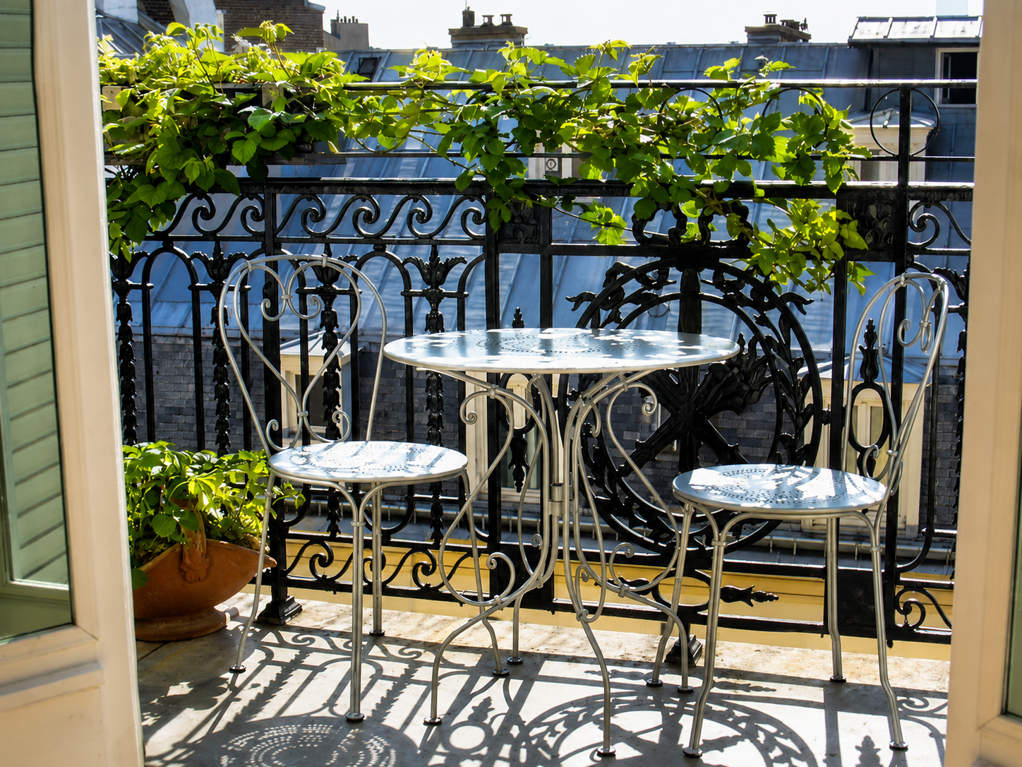 Balcon parisien aménagé avec des plantes